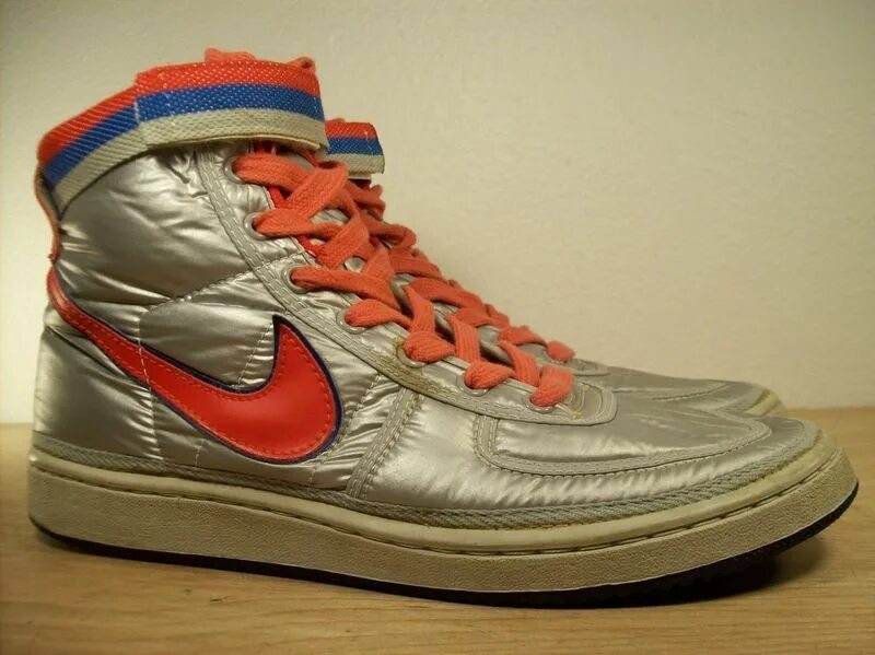 Кроссовки 80х. Nike Moon Shoe. Кроссовки найк 80-х. Nike Vandal 1980. Найк Винтаж кроссовки 80х.