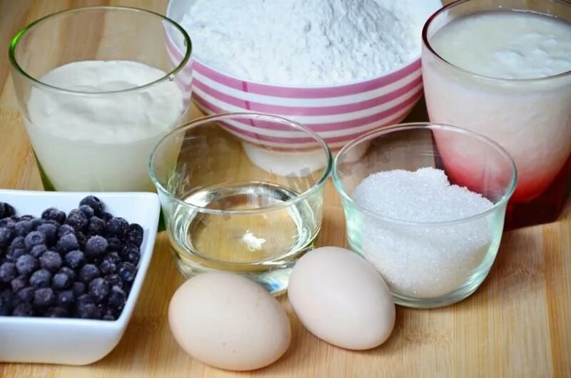 Кефир сахар мука рецепт. Яйцо кефир мука сахар. Кефир с яйцом. Творог с яйцом и сахаром. Яйцо сметана мука.