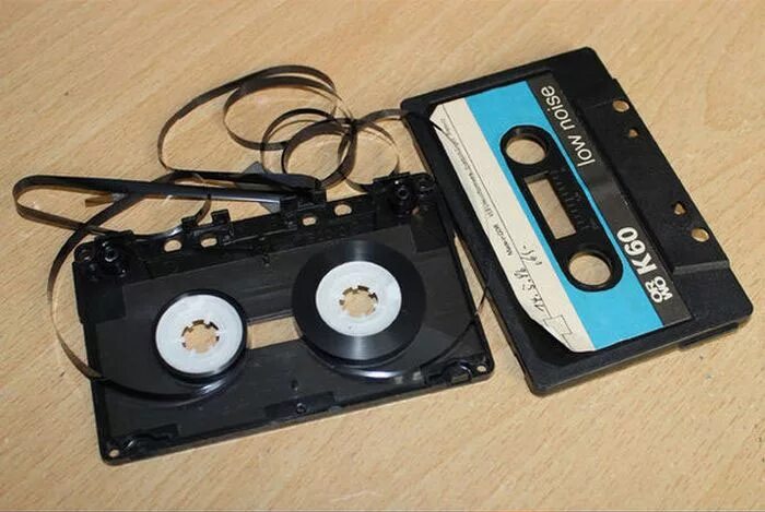 Как сделать кассету. Магнитофонная кассета pv300s. Кассета плеер mp3 Cassette Player. Старая кассета. Старый кассетный плеер.