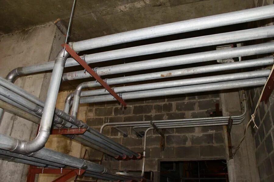 Монтаж металлических труб. Соединение металлопластиковых труб с полипропиленовыми. Крепление канализационных труб 110 sml. Трубы чугунные sml монтаж. Труба нержавейка 15 нептун.