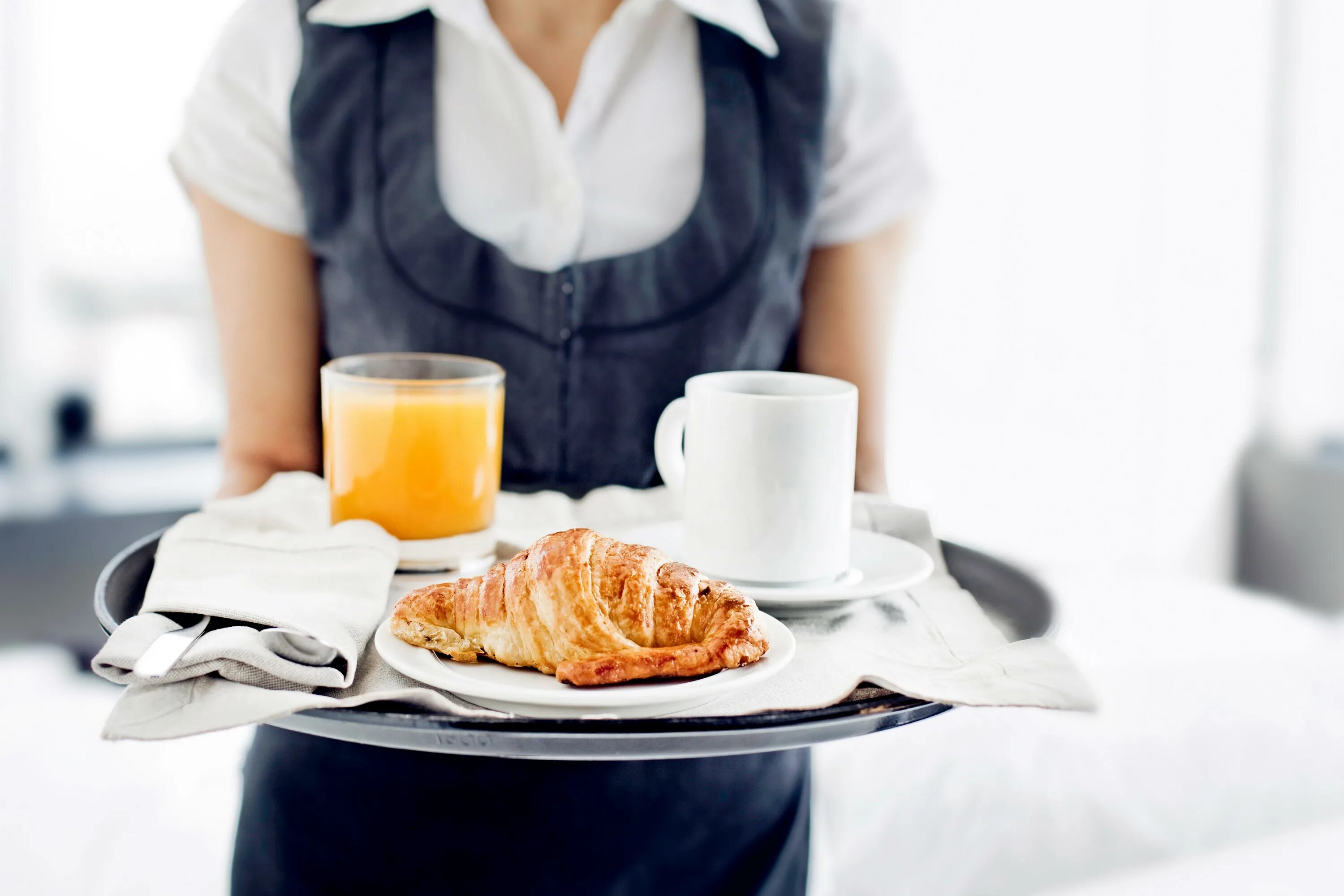 Завтрак в номер. Рум сервис в отеле. Девушка накрывает на стол. Завтрак рум сервис. Качество услуги питания