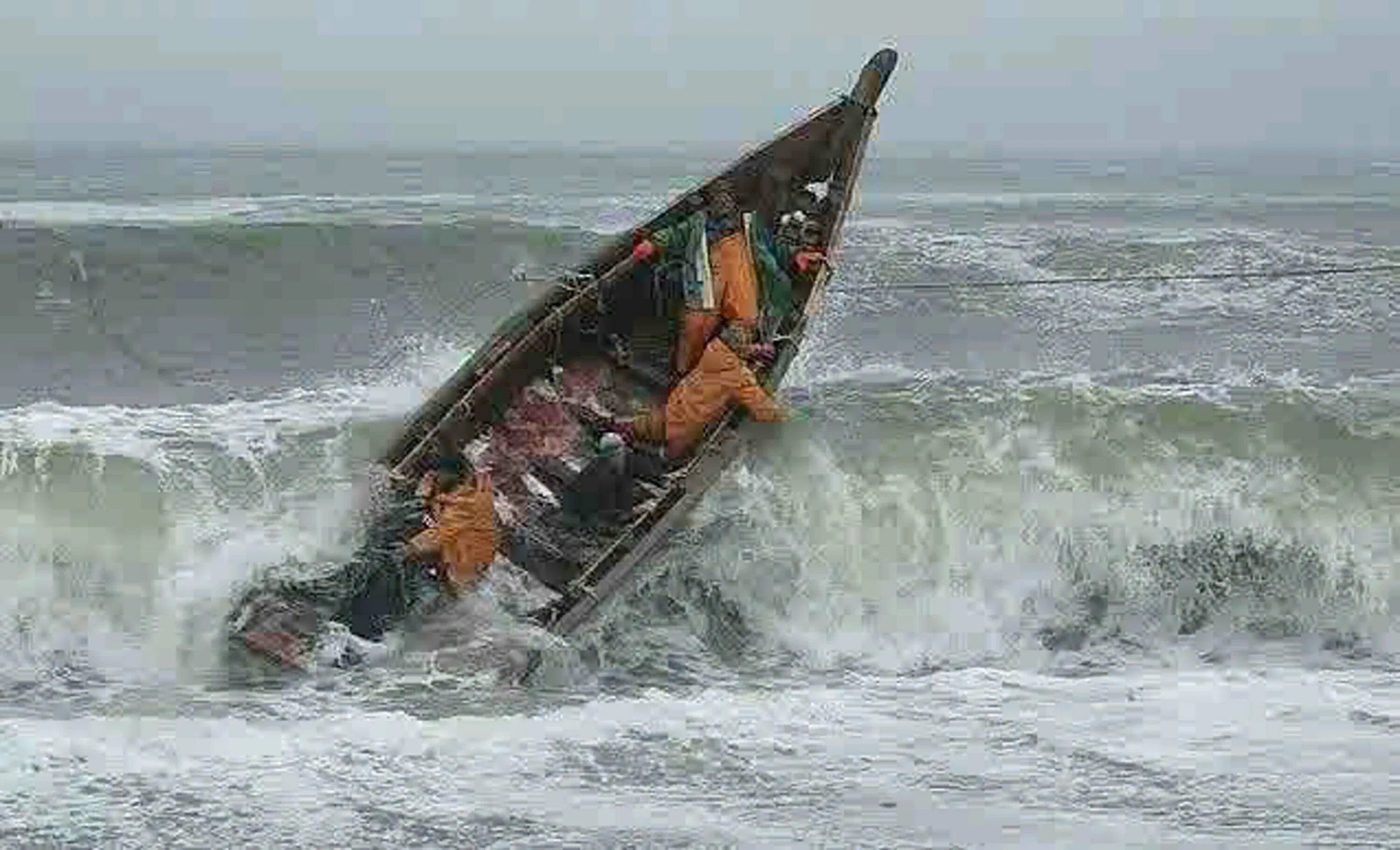 Рыбаки в море в шторм