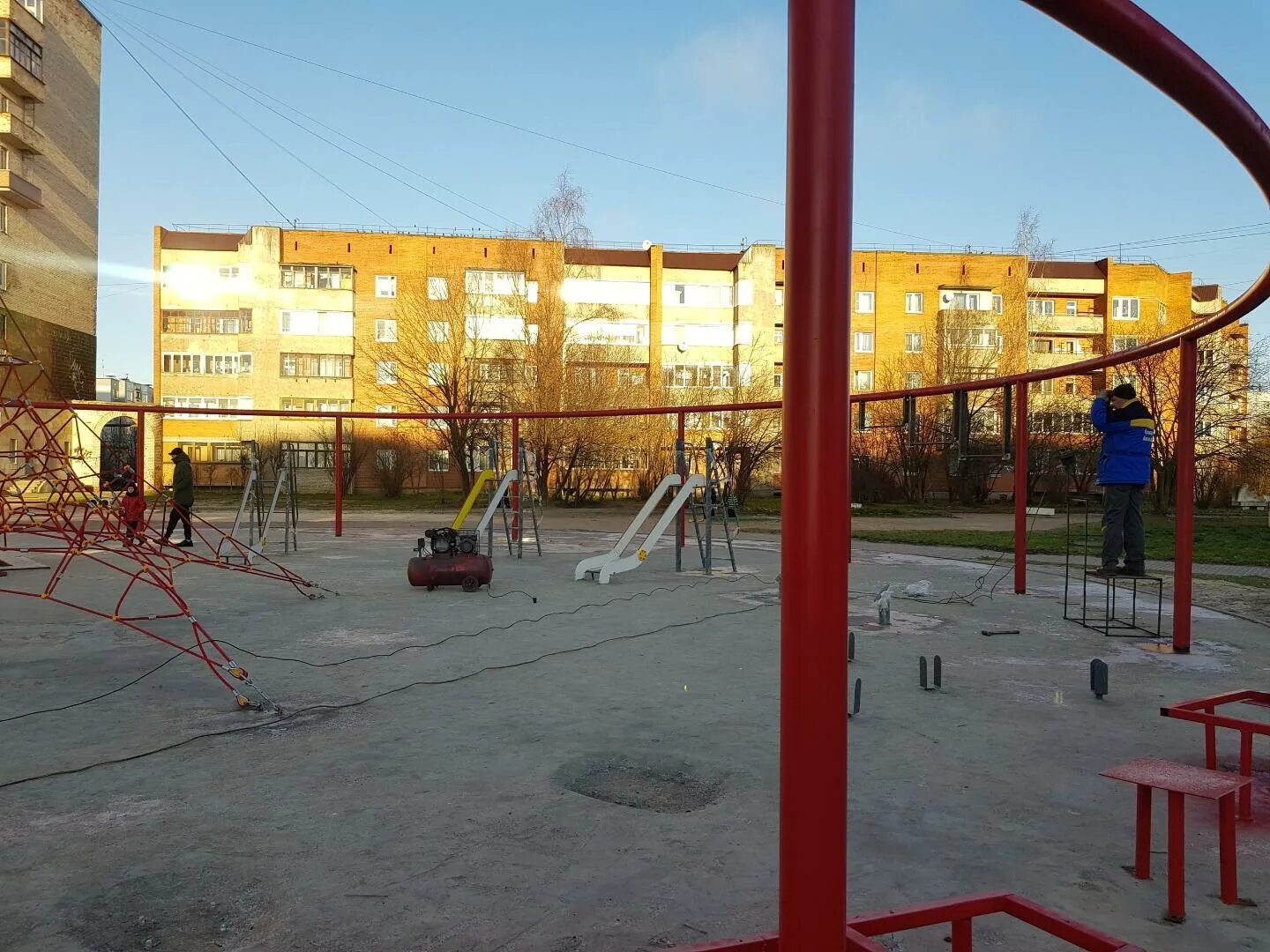 монтаж детского оборудования. детская площадка во дворе. красная горка на детской площадке. детская площадка зимой. детские площадки.