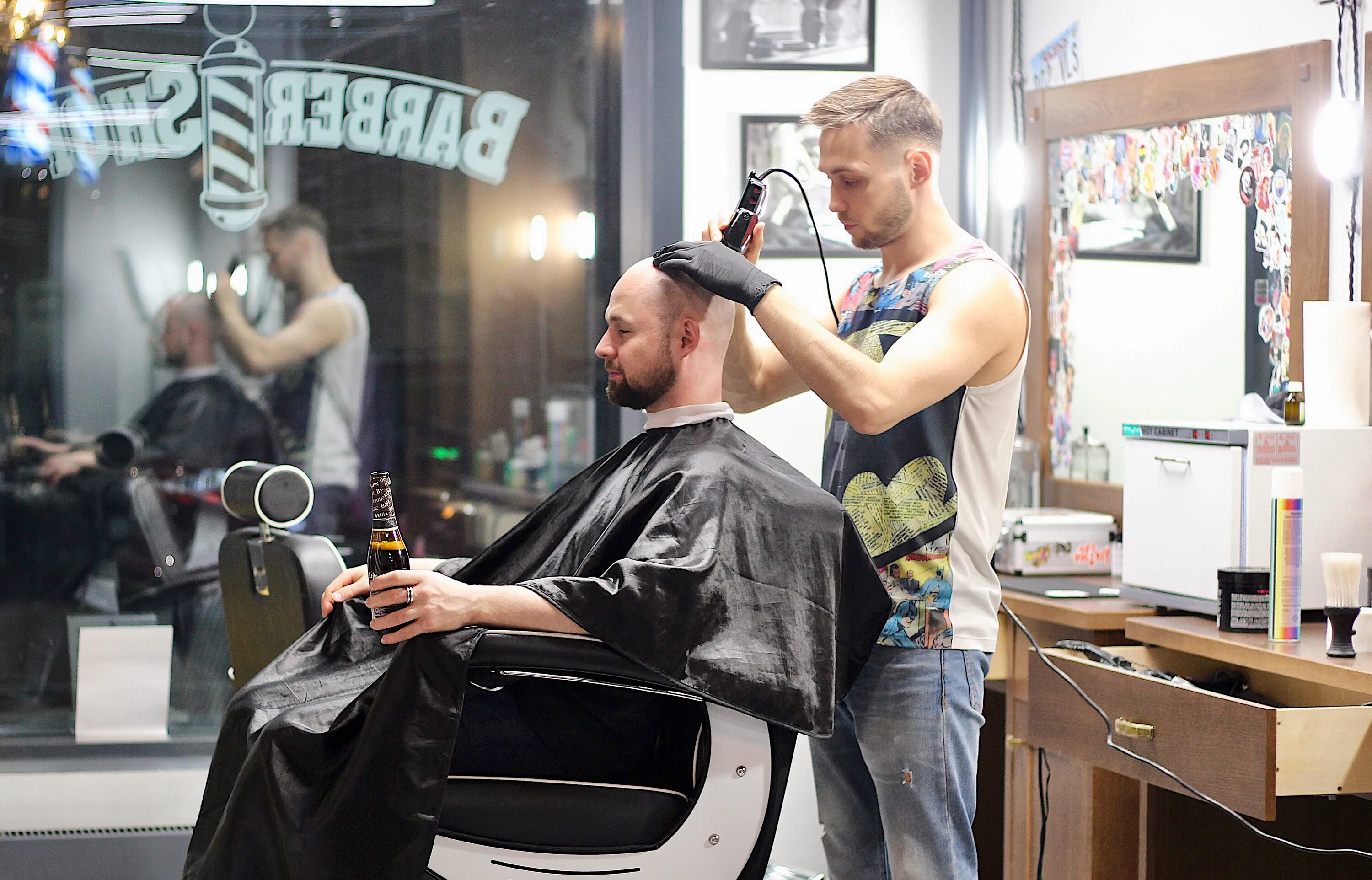 Barber 3. Барбершоп Кайман. Стрижка машинкой в барбершопе. Барбершоп с улицы. Бетон барбершоп.