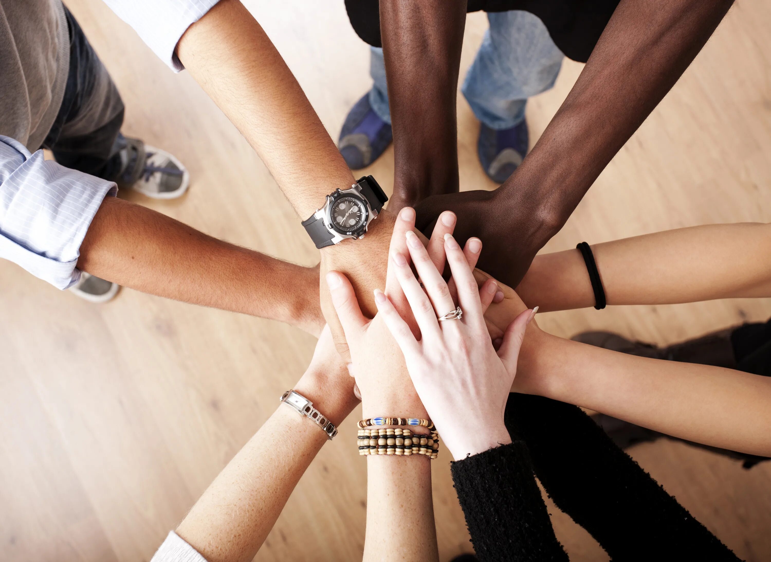 Много рук вверх с большим пальцем на красивом фоне. Человек фотографирует. Хобби туризм. Рука девушки. Ютуб людей держат.