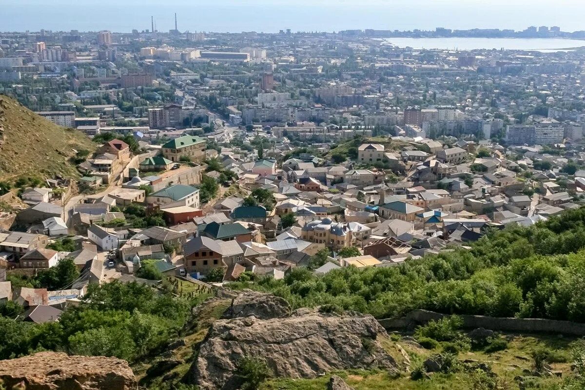 Гора Тарки Тау в Махачкале. Дагестан Махачкала Тарки. Поселок Тарки Тау. Поселок Тарки Дагестан.