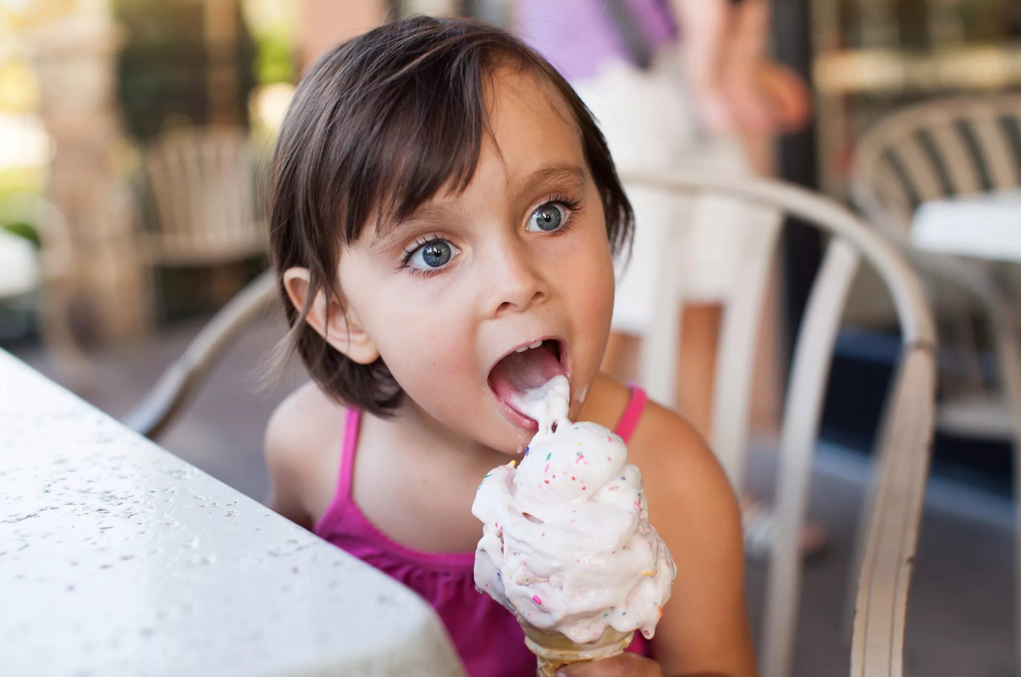 Девочка облизывает мороженое. Мороженое для детей. Мороженое на язык девочек. Ребенок с мороженым.