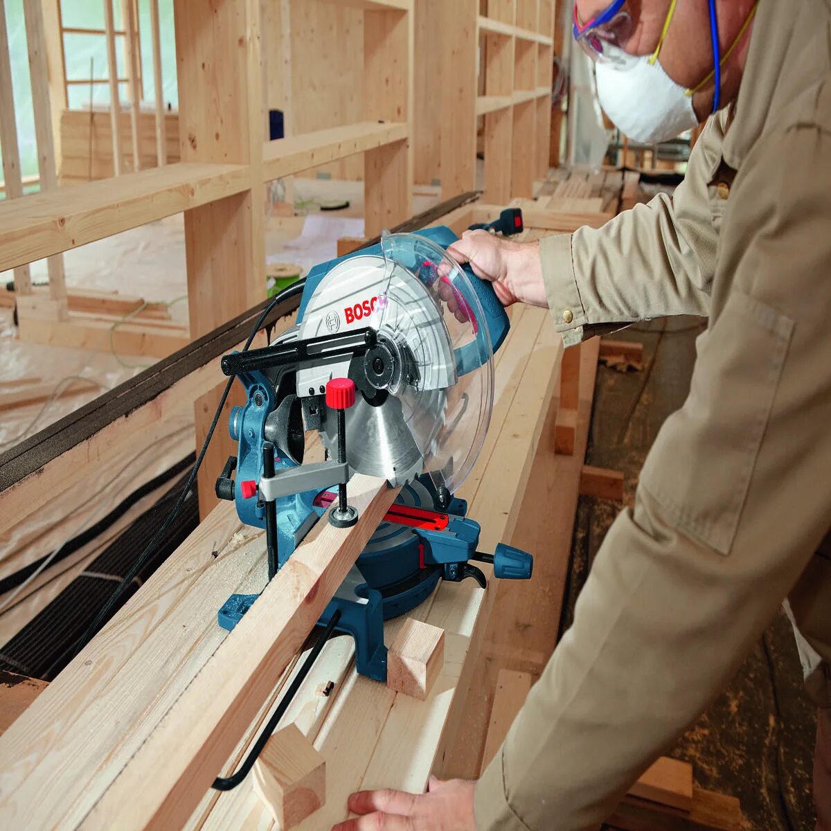 Bosch pcm 8 s. Dewalt 713 торцовочная пила. Пиление древесины. Bosch gcm 10 s. Что делают торцовочной пилой.