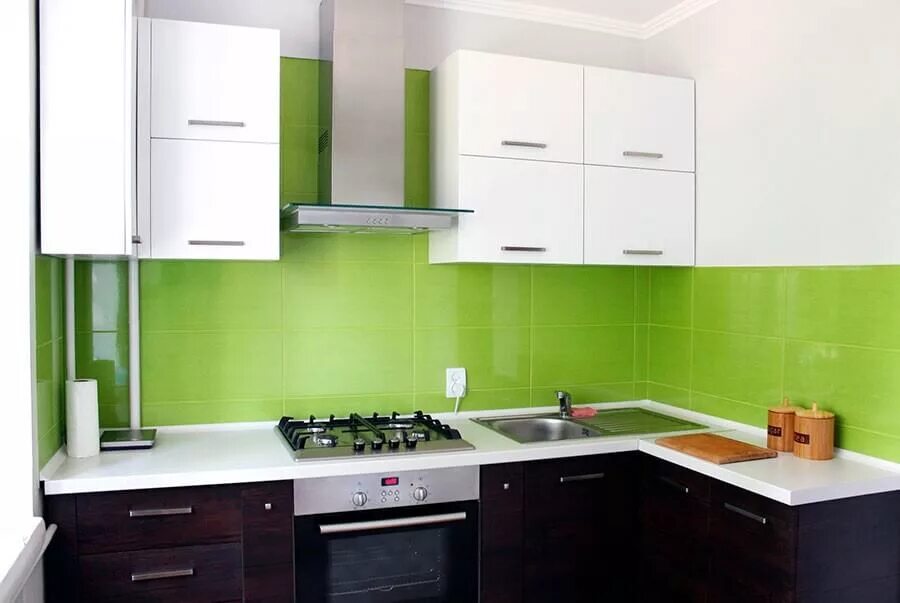 Прямая кухня в хрущевке. Зеленая кухня. Кухня с зеленым фартуком. Дизайн маленькой кухни. Кухонный гарнитур в хрущевке.