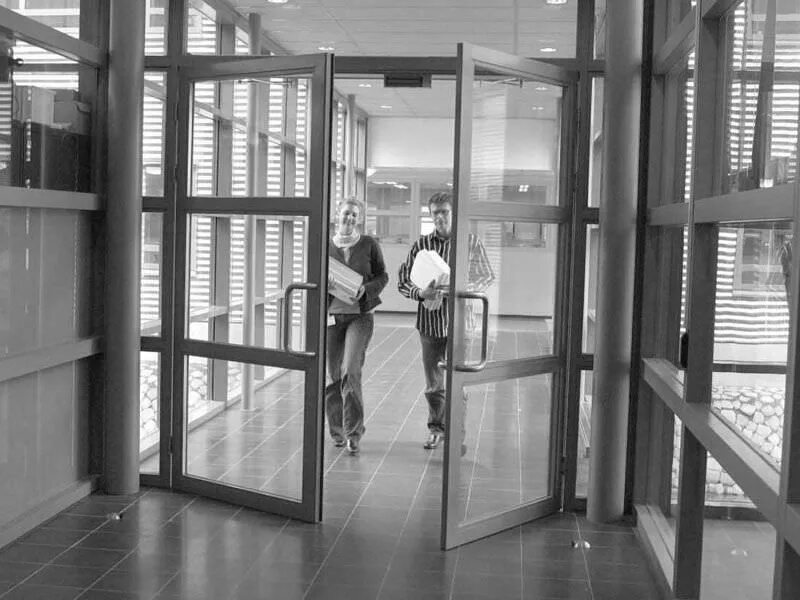 Автоматически открывающиеся двери. Автоматические двери kone. automatic swing door operator. автоматические распашные двери. дверь автоматическая распашная входная.