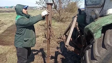 Поднимают столб
