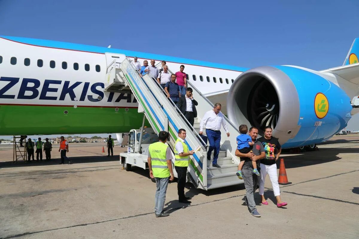 Узбекистан авиакомпания хаво йуллари. Самолет Uzbekistan Airways. Самолет Узбекистон хаво йуллари. Аэропорт Ташкент хаво йуллари. Uzbekistan airways рейсы