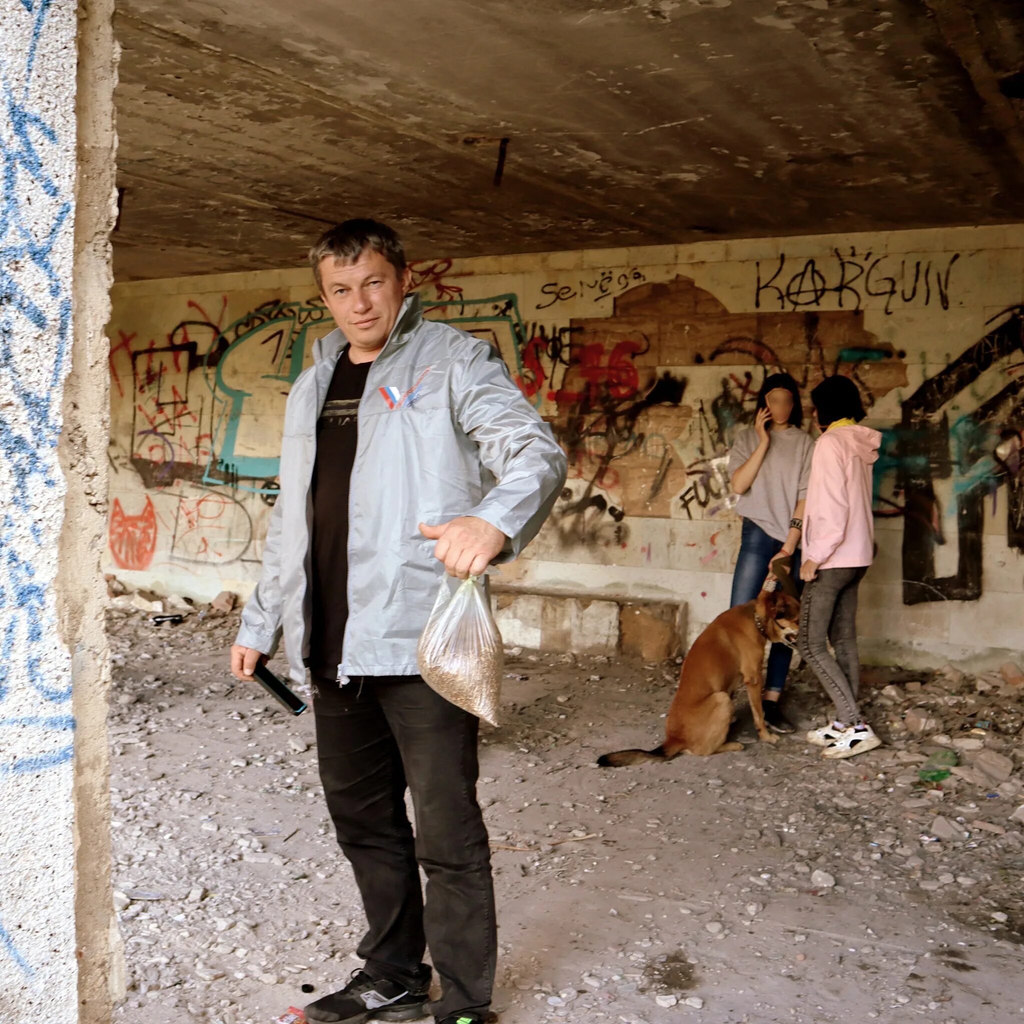 Парень в заброшенном здании. Фотосессия в заброшенном здании мужчины. подростки в заброшенных зданиях. фотосессия на заброшке. мужская фотосессия на заброшке.