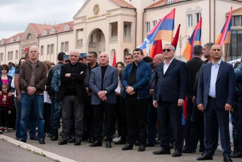 Армении пресс. Армяне Арцаха. Сегодняшний митинг в Арцахе 2023. Здания парламента Арцаха на площади Возрождения. Блокада Арцаха 2023.