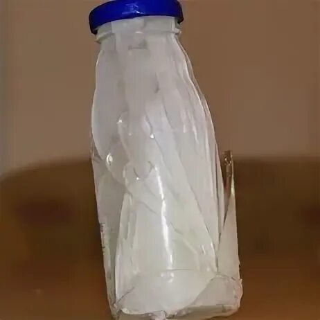 Стеклянная бутылка со льдом. Опыт с бутылкой и водой в морозилку. Опыт с замораживанием воды. Эксперимент с шариком и бутылкой воды. Опыт с замораживанием воды.