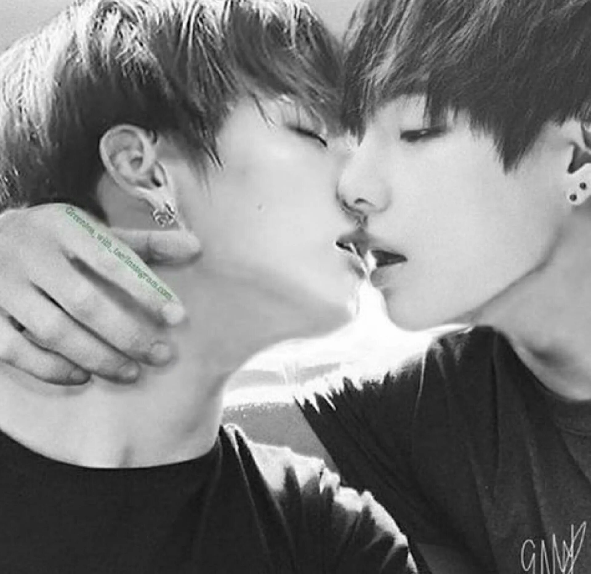 Вигуки BTS. Викуги БТС. Вигуки БТС поцелуй. БТС taekook. Лижут друг другу тг