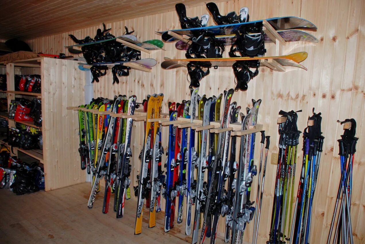 горнолыжное снаряжение. горнолыжное оборудование. магазин горнолыжного снаряжения. хранение лыж. гора архыз горнолыжный курорт.