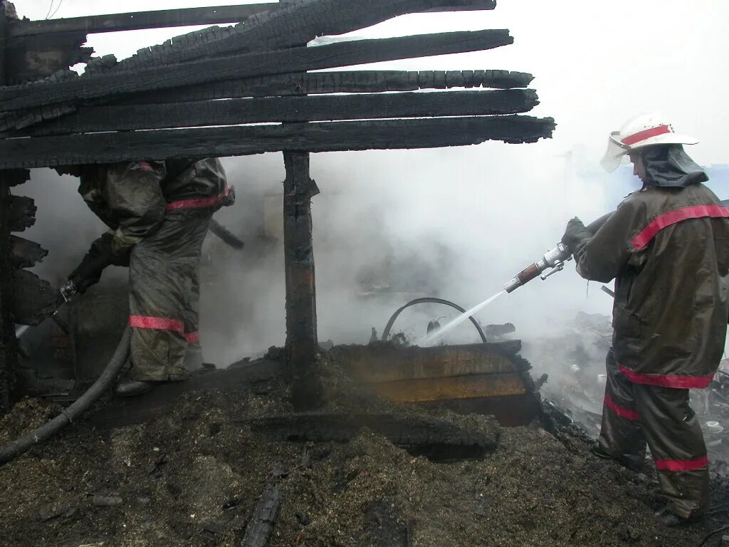 Погода в плотниково бакчарский. Пожар в Плотниково Бакчарский район. Ликвидация пожара. Пожар в надворных строениях. Николо Павловск пожар.