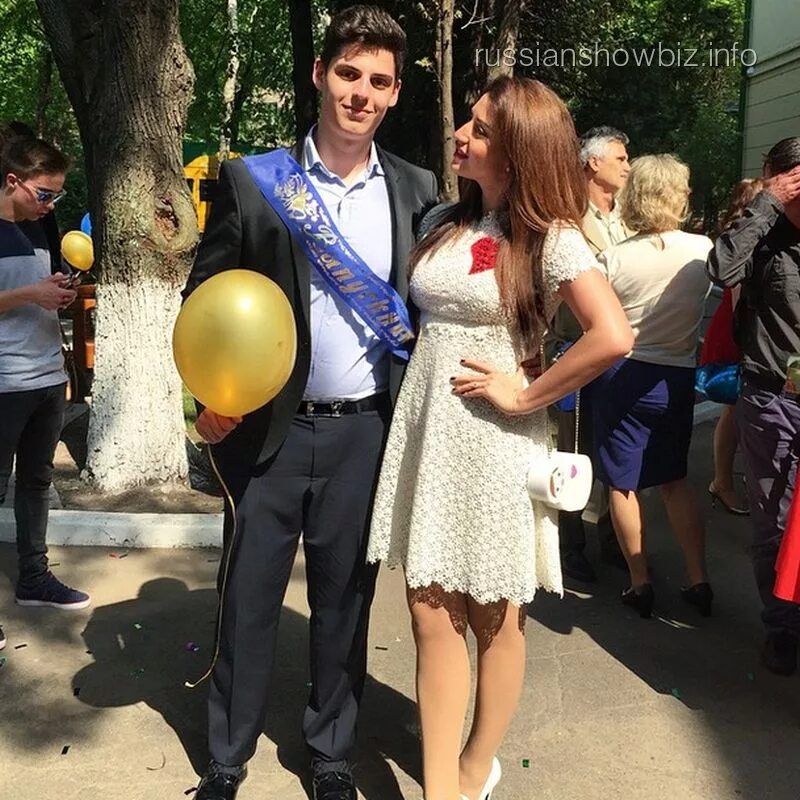 прическа на последний звонок. цветы учителю. наряд на выпускной родителям выпускника. цветы на выпускной в школе. звезды для выпускного в школе.