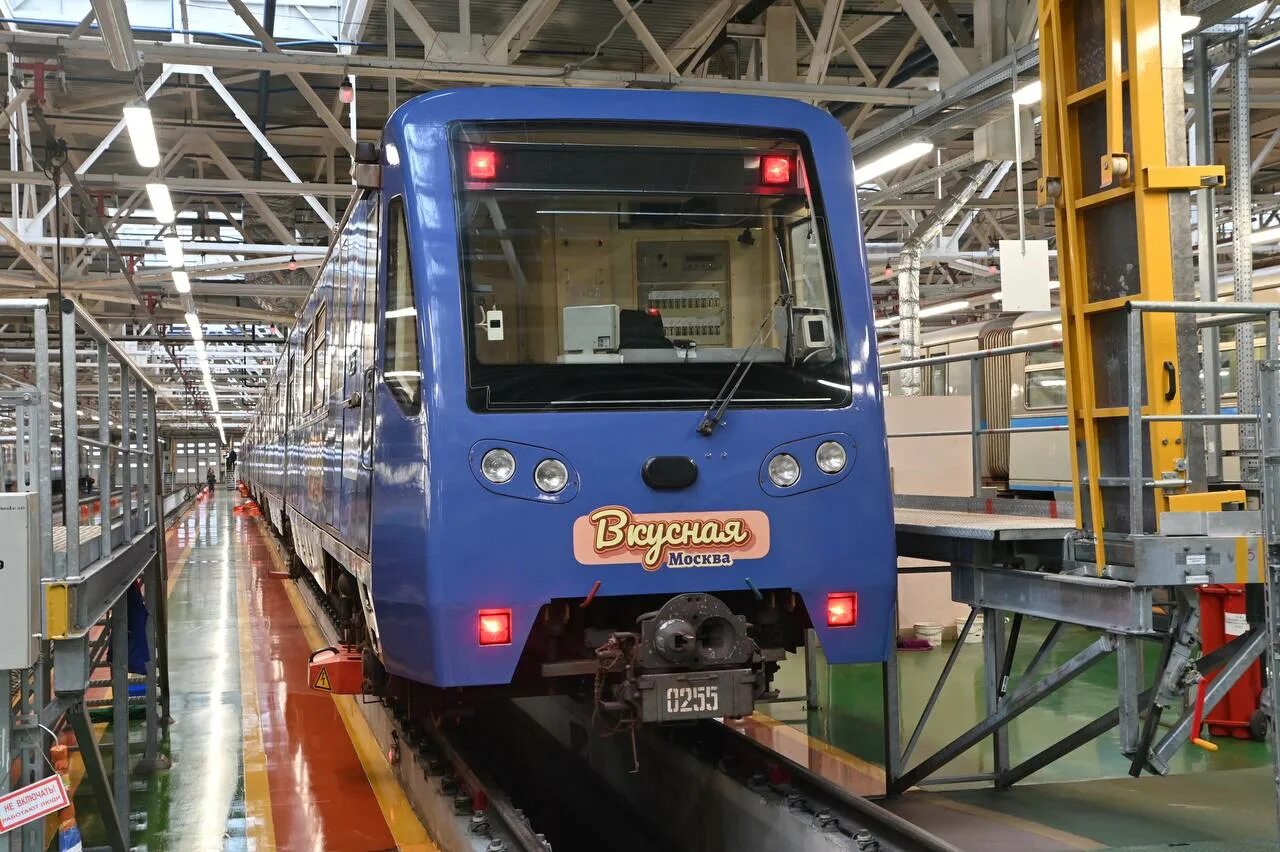Метро 25 октября. Поезда метрополитена. поезд метро. поезда московского метрополитена. новые поезда.