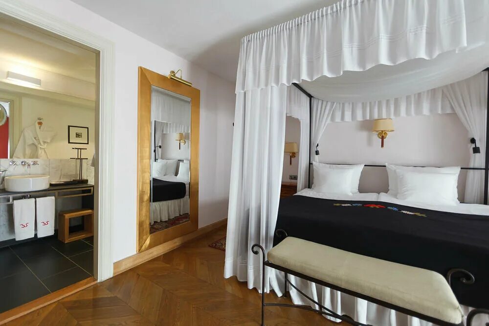 Отель у сестры. Фотосессия сестренок на кровати. Усадьба календы севастополь. Три сестры гостиница все фото и видео. Гостевом доме «две башни».