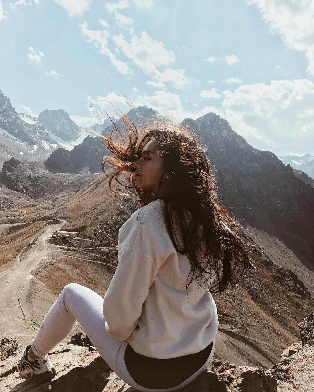 Девушка в горах. Фотосессия в горах. Красивая девушка в горах. Девушка на горе.
