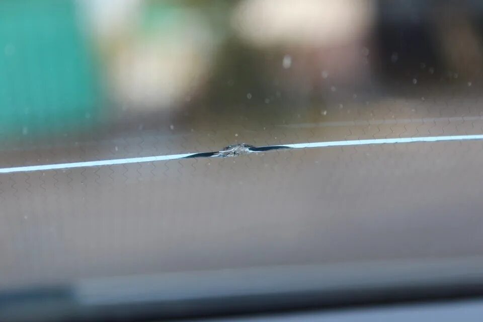 Предупреждать трещина. Трещина лобового стекла. Скол на лобовом стекле. Трещина на стекле. Треснуло лобовое стекло.