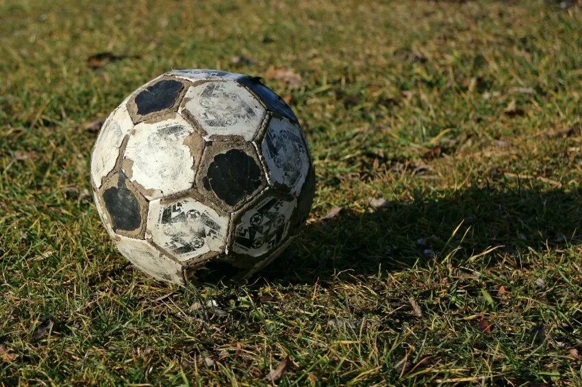Мяч. Старый футбольный мяч. Мяч "футбол". Футбольный мячик.