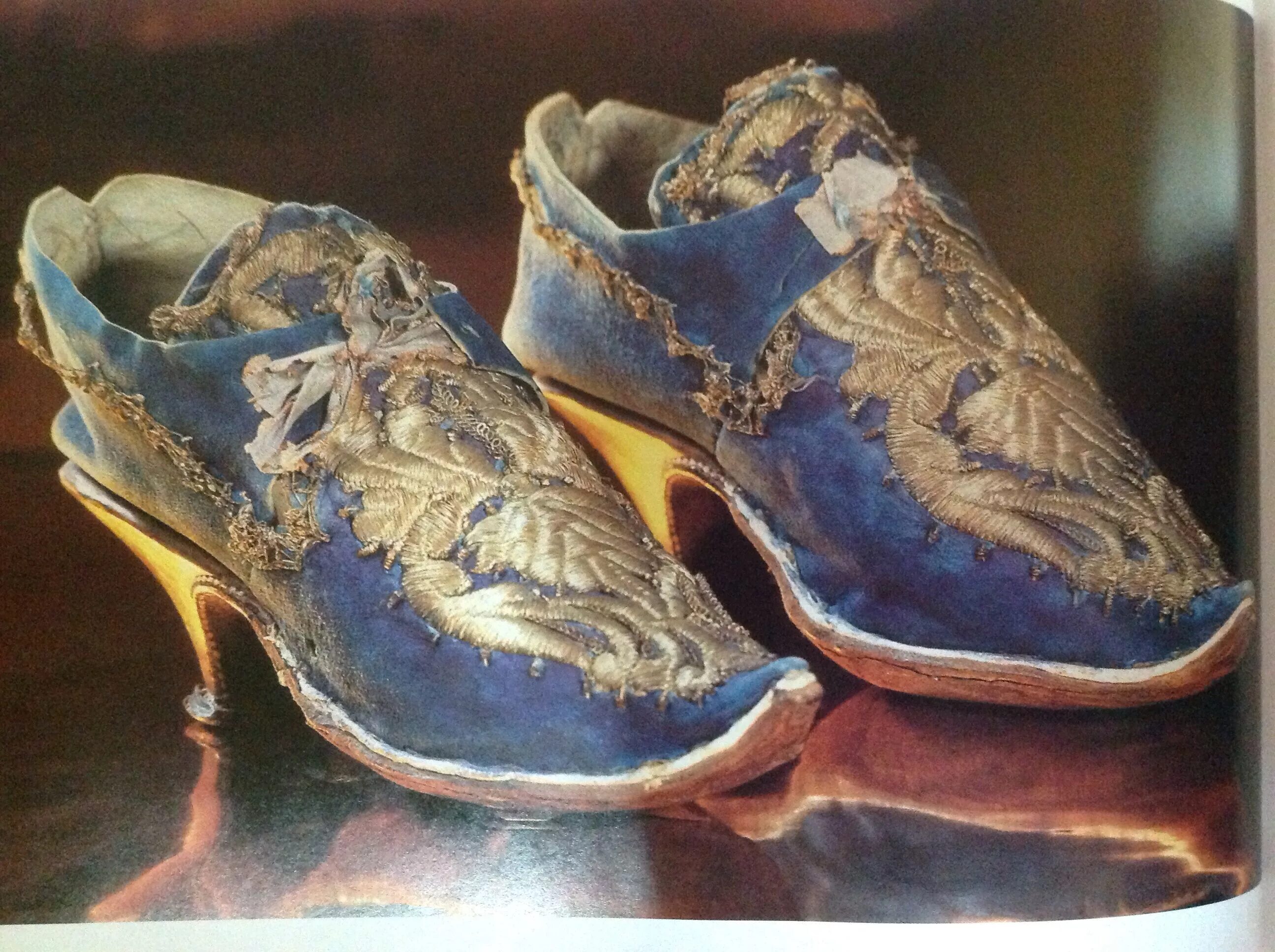 Виды обуви старые. Обувь Франции 16 века Возрождение. Обувь Ренессанс Италия 16 века. Обувь Англии 16 века Ренессанс. Обувь Англия 16 век.