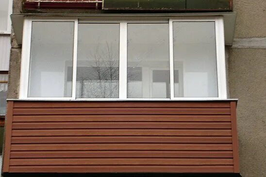 Коричневый сайдинг на балкон. Стеклопакет балкона коричневый цвет. Остекление балконов Сергиев Посад. Коричневый профиль на окнах и на лоджии.