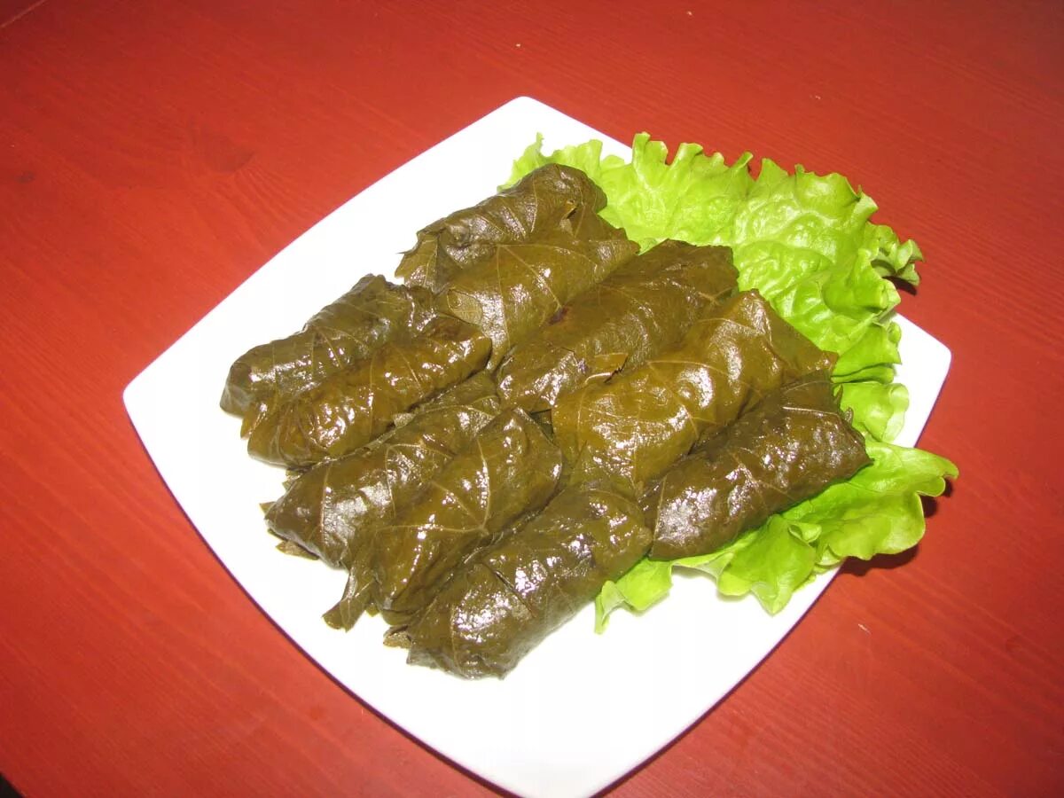 Хамур долма. Долма армянская в виноградных листьях. Голубцы из листьев. Толма армянская виноградных листьев. Теревов толма.