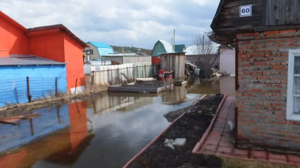 Топит участок. Затопление приусадебного участка. Затопления дач в Новосибирске. Паводок затопило участок. Затопит ли вокзал