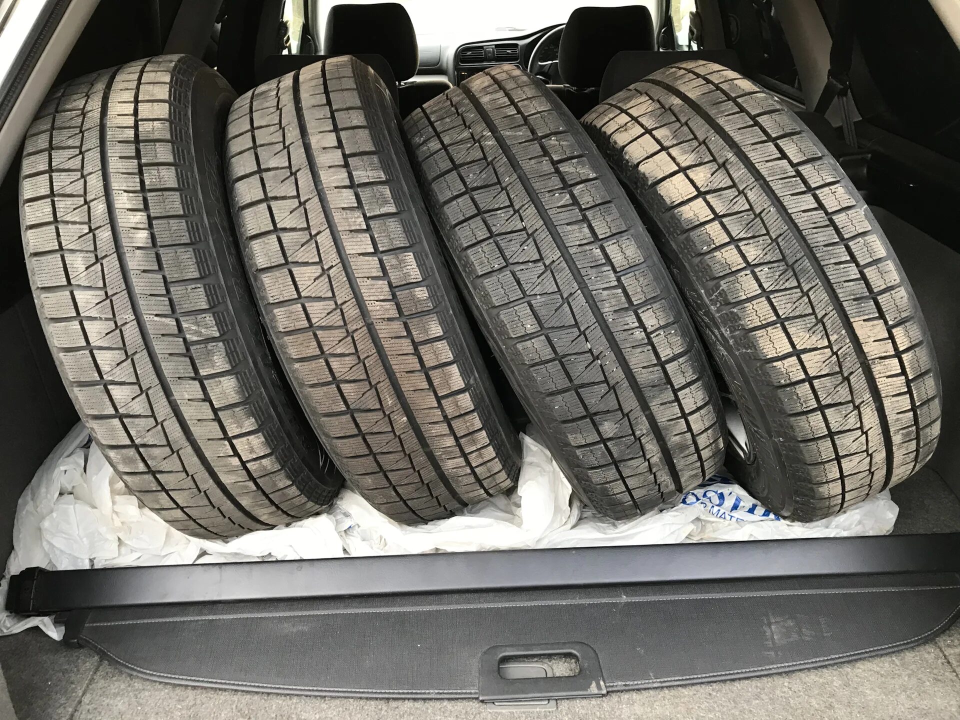 Купить зимнюю резину 205 60 спб. 215/60 16 Bridgestone Revo GZ. Bridgestone Blizzak Revo 14. Автошина Bridgestone Revo GZ 215/60r16. Bridgestone Blizzak Revo GZ 91s.