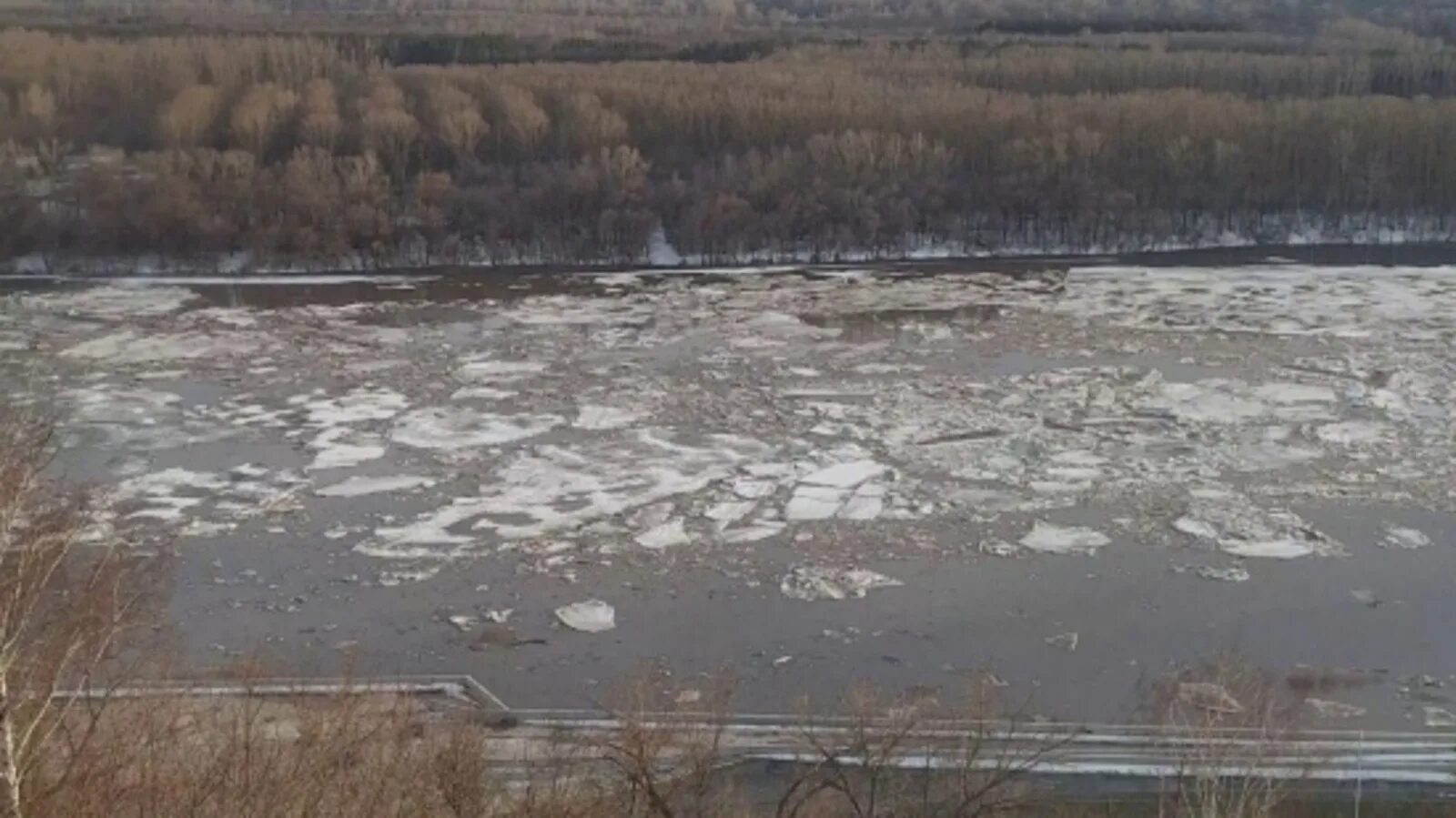 Уровень воды в реке уфа на сегодня. Река белая Башкирия ледоход. Ледоход Уфа. Река белая Уфа весной.
