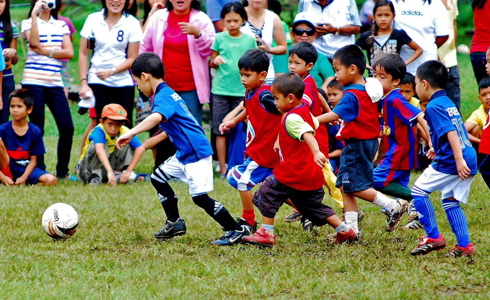 Детский футбол. Футбол дети. Футбольное поле для детей. Дети играют в футбол.