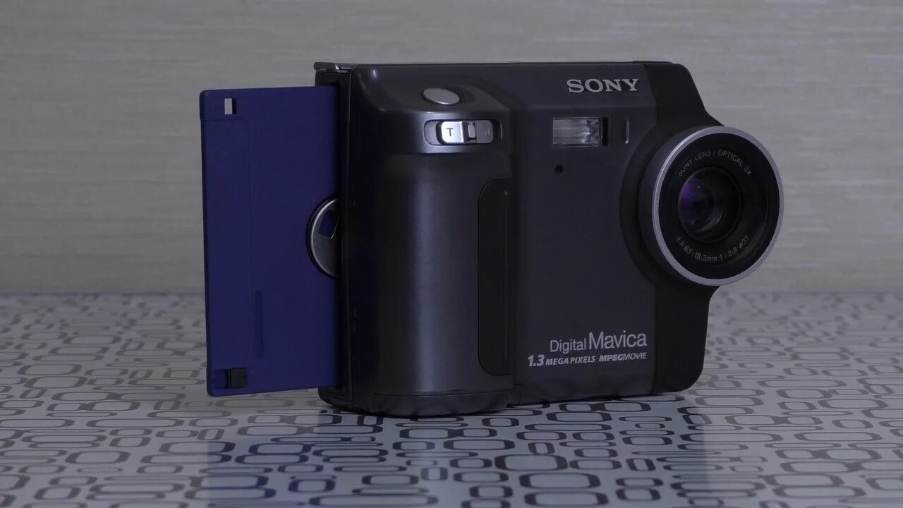 Камера 2000 года. Sony Mavica MVC-2000. Sony Mavica MVC-fd95. Фотоаппарат сони 85 a. Sony Mavica видеокамера.