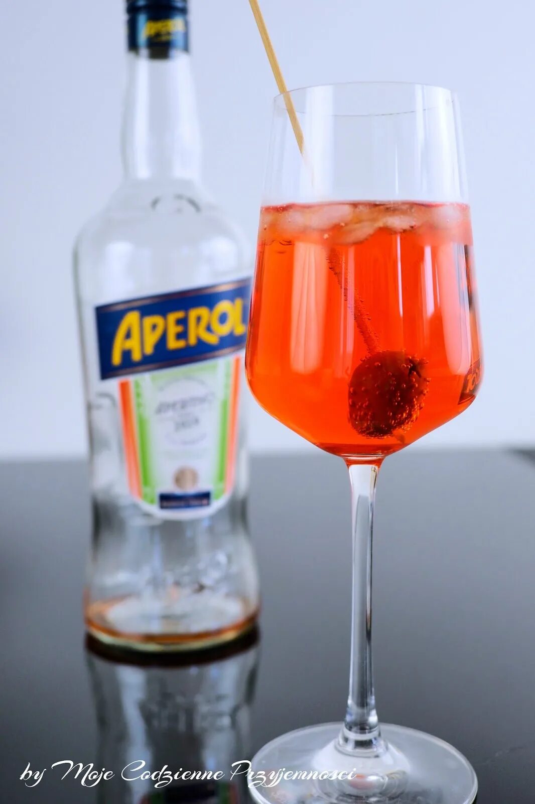 Бокалы для Апероль шприц. Aperol Spritz коктейль. Апероль вишневый. Амаретто Апероль. Бокалы для апероля