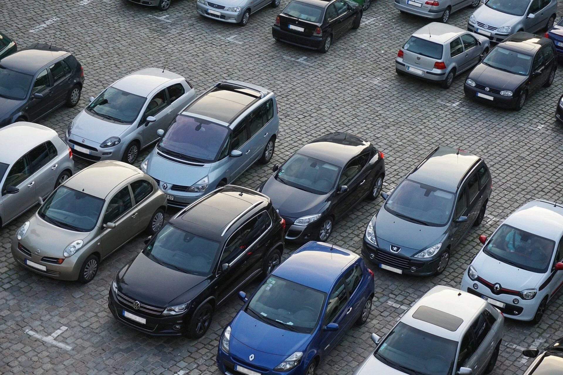 Предприниматель купил несколько подержанных автомобилей за 3500. Стоянка машин. машина на парковке. много машин на стоянке. парк автомобилей.