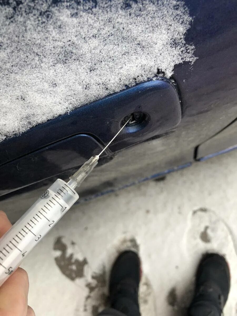 Как открыть замерзший замок автомобиля. Примерзшая дверь автомобиля. Замерз замок авто. Как открыть замерзший замок автомобиля. Как открыть замерзший замок автомобиля.