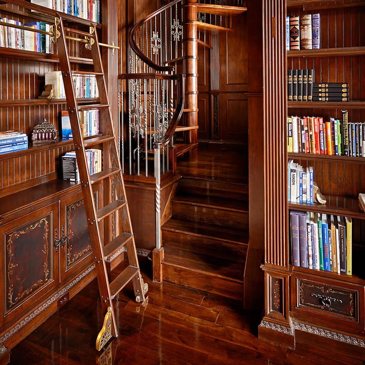 стеллажи для библиотеки. стильные книжные полки. книжные полки под окном. под книжный. стеллаж книжный.