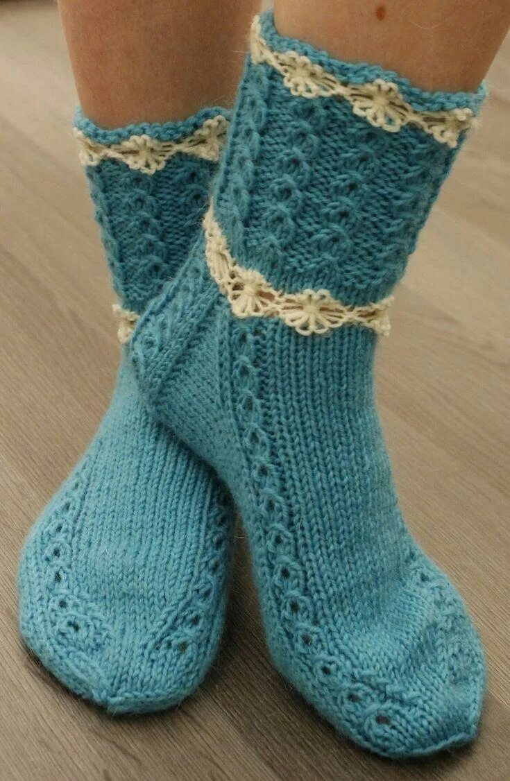 Носки спицами новые модели. Вязаные носки. Вязаные носки спицами. Вязаный нос. Носки спицами красивые женские.