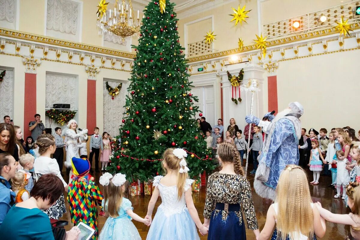 Событие елка. Новогодняя елка для детей. Новогоднее представление для детей. Новогодняя елка в школе. Рождественская елка для детей.