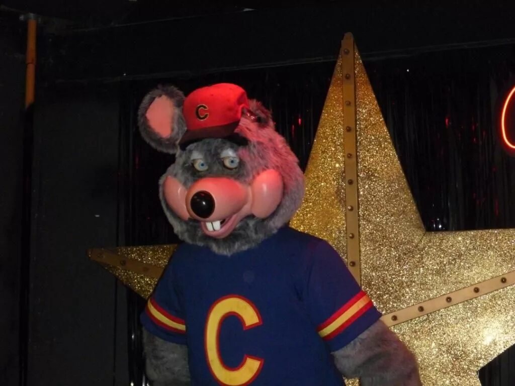 Чак аниматроник. Chuck e cheese аниматроники. chucky cheese аниматроники. чаки чиз аниматроники имена. пять ночей в чаки чиз нептун.