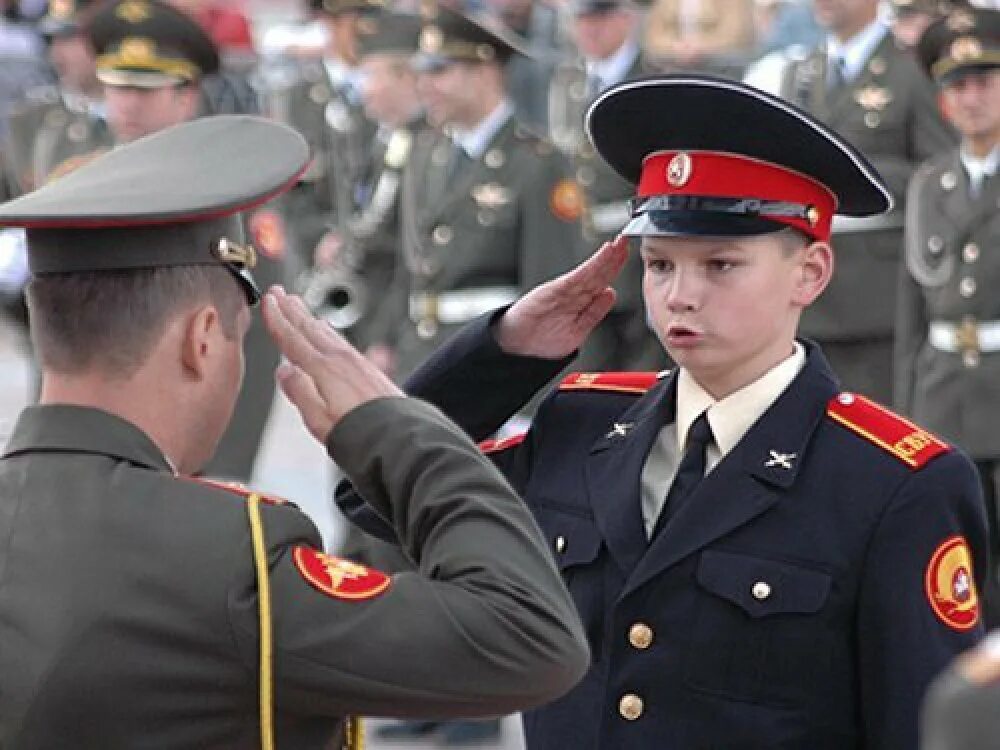 Офицера можно. Военный отдает честь. Воинское Приветствие. День специалиста органов воспитательной работы. Солдат отдает честь.