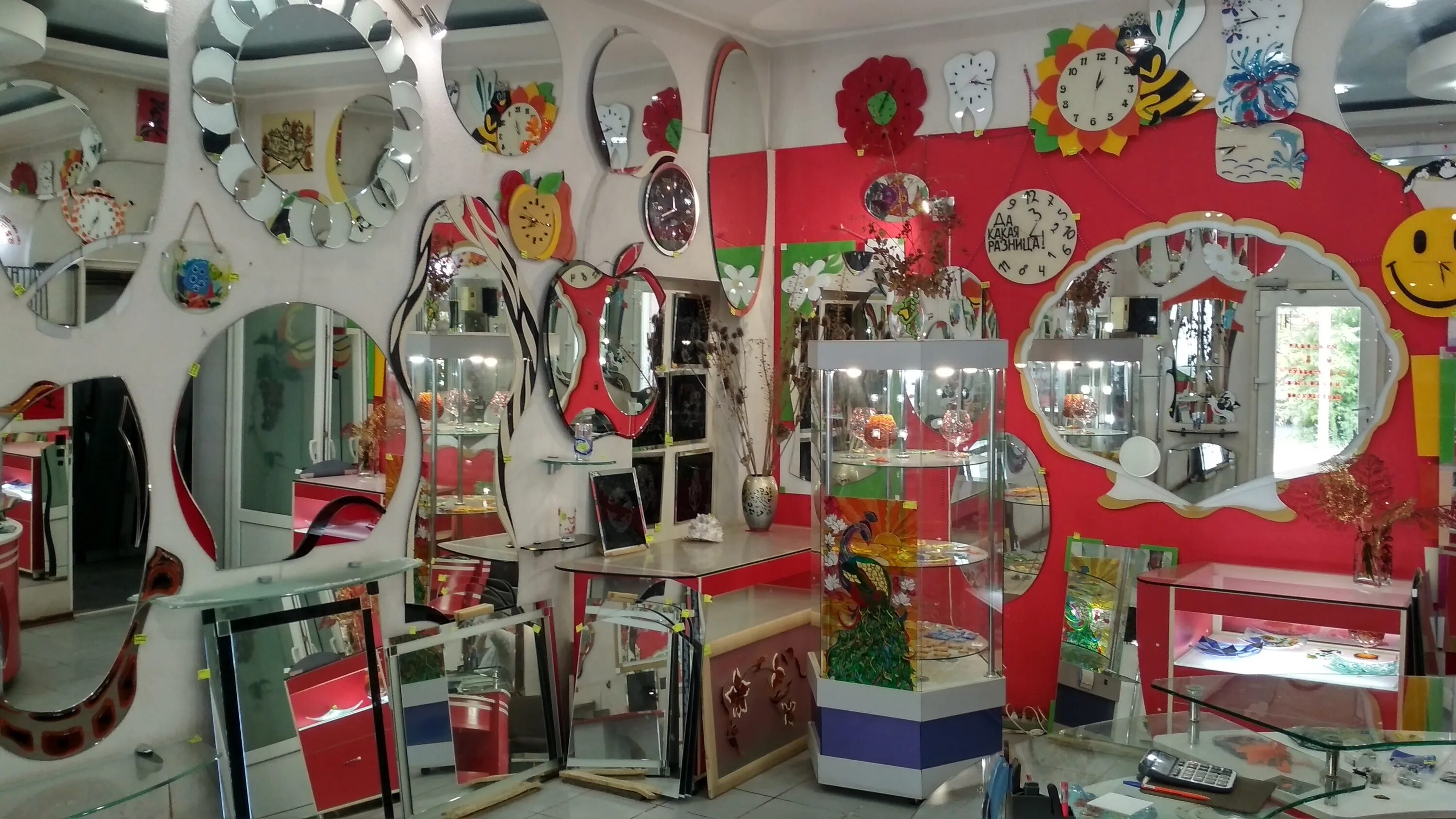 бьют стекла в машинах кражи. стекло керчь. стекло в керчи. магазин на институте керчь. амбар керчь остановка.