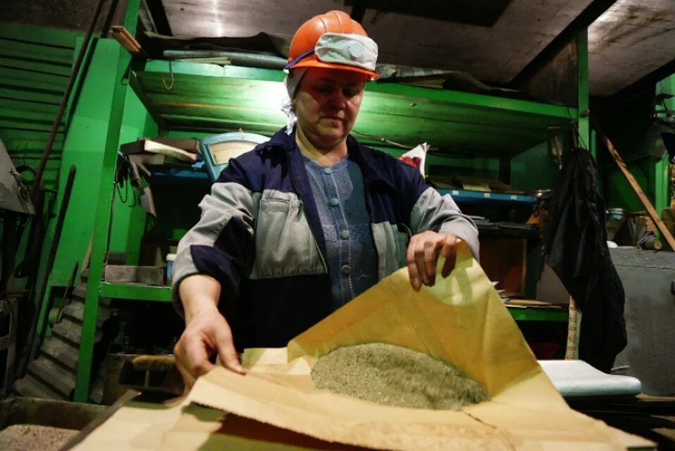 Артель старателей восток хабаровск. Артель работа. Артель работа. Усть-нера золотодобывающая компания. Старательская артель золотые прииски.