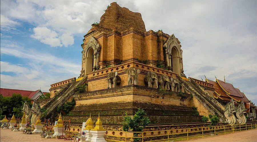 Great temple. Ват Чеди Луанг. Ступа Чеди Луанг. Ват Чеди Луанг Чиангмай. Ват Чеди Луанг Тайланд.