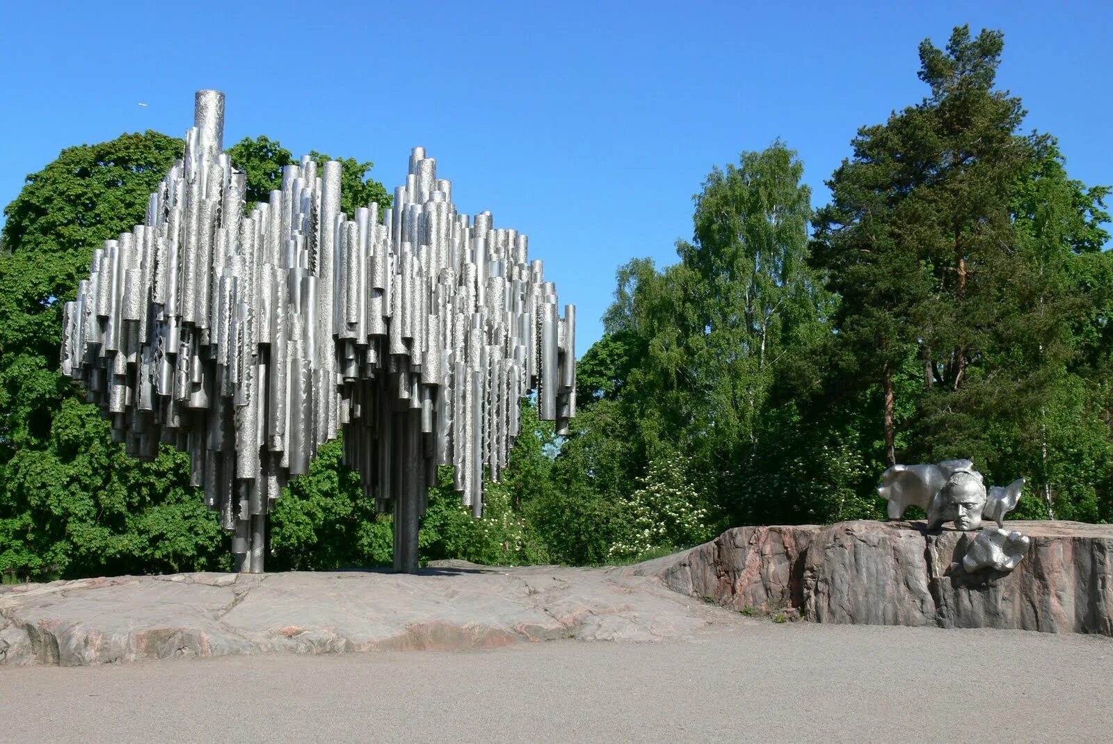 Памятник в хельсинки