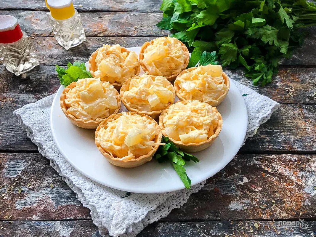 Закуска тарталетки с сыром. Тарталетки с курицей и ананасами. Тарталетки с ананасом и крабовыми палочками. Тарталетки с ананасом сыром и чесноком. Тарталетки с сыром.