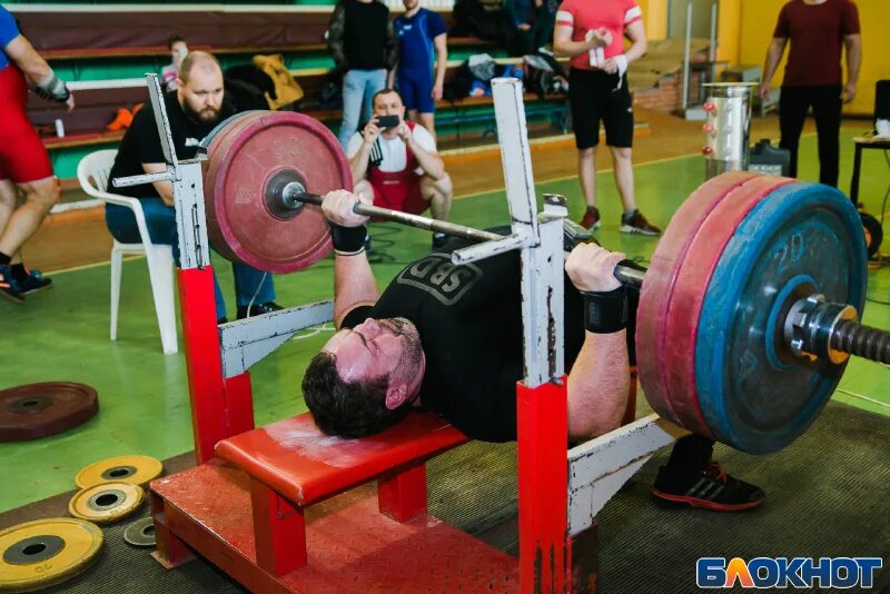 Муравленко соревнования по пауэрлифтингу. Лифтерский жим лежа. Жим лёжа силовое троеборье. Powerlifting жим лежа. Тяжелая атлетика жим лежа.